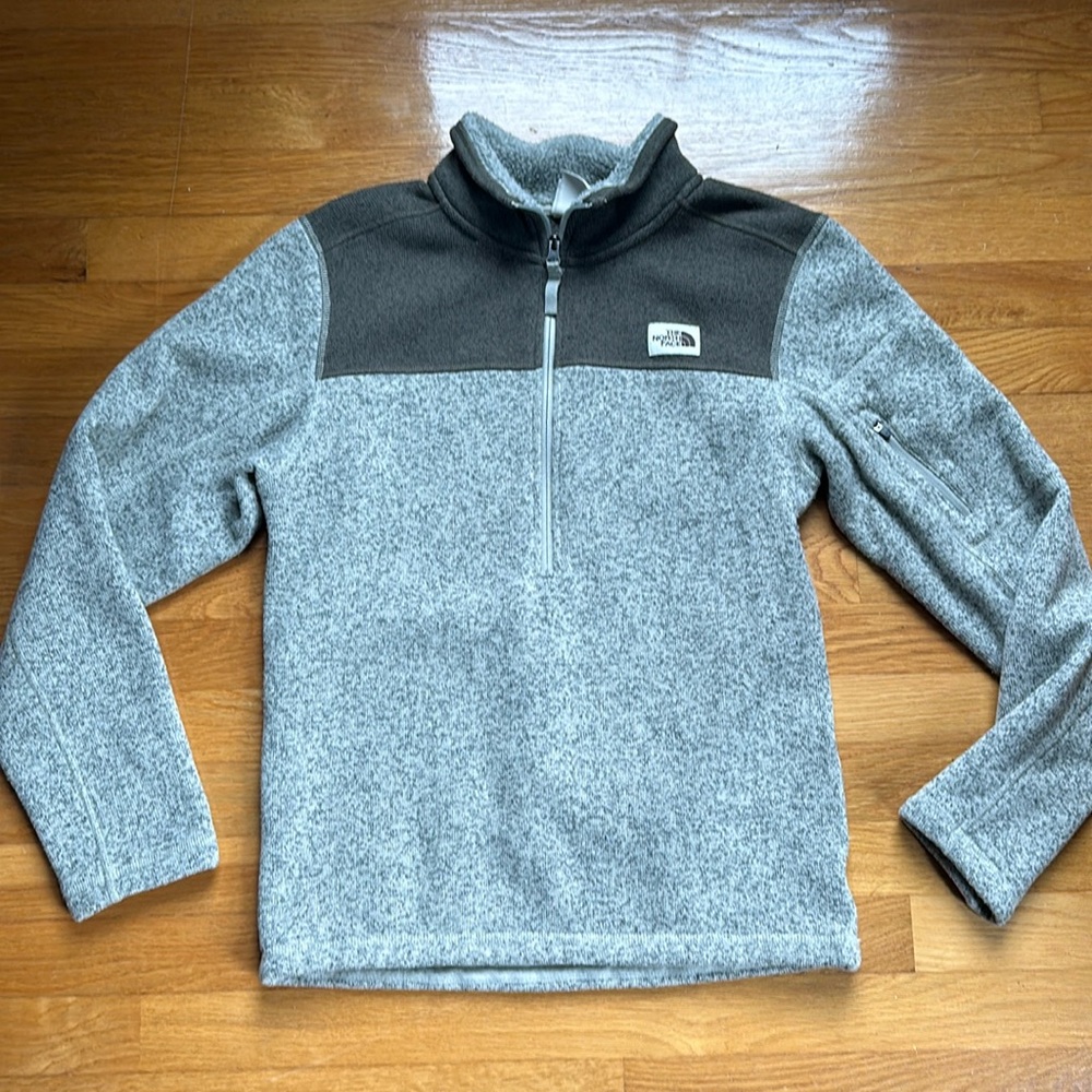 The North Face half zip pullover. Men’s size S/P 109% polyester shell